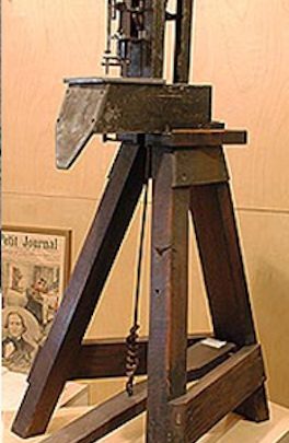 BREVE HISTORIA DE LA MAQUINA DE COSER